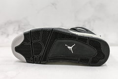 Air Jordan 4 Retro "Ls Oreo" na internet