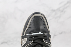 Sneaker LV Trainer na internet