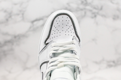Air Jordan 1 Mid ''Iridescent Reflectve White” na internet