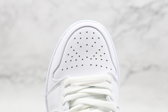 Air Jordan 1 Low "White Lucky Green Black'' na internet