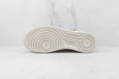 Air Force 1 "07 LX Athletic Club" na internet