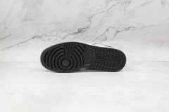Air Jordan 1 Low "Black Medium Grey" na internet
