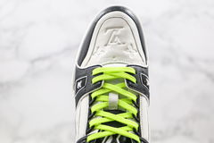 Sneaker LV Trainer na internet