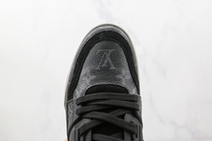 Sneaker LV Trainer na internet