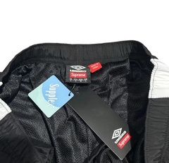 Conjunto Supreme X Umbro Preto "Itália" na internet