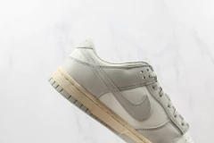 Nike Dunk Low ''Light Bone'' na internet