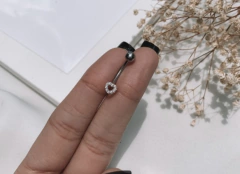 Piercing umbigo coração cravejado na internet
