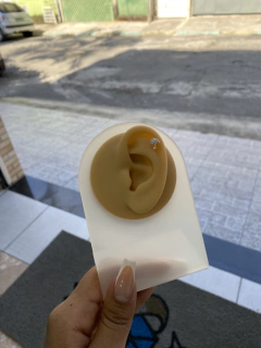 Piercing orelha guarda chuva cravejado