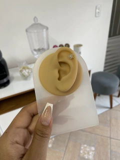 Piercing orelha flor lisa