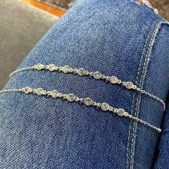 Pulseira com pedrarias brilhantes