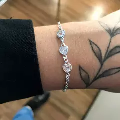 Pulseira três zirconias corações