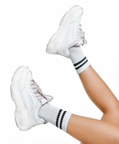 Tenis de "Blancas con rayas Negras"
