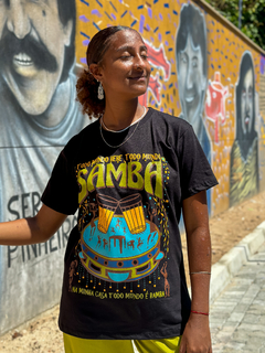 T-SHIRT - TODO MUNDO SAMBA (PRETA)