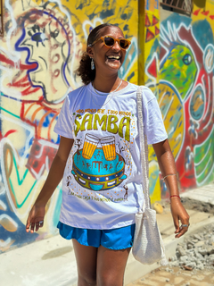 T-SHIRT - TODO MUNDO SAMBA (BRANCA)
