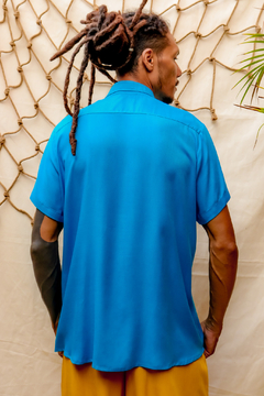 CAMISA DE BOTÃO - AZUL PISCINA - comprar online