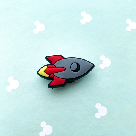 Pin para crocs NAVE ESPACIAL GRIS