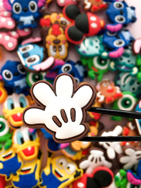 Pin para crocs MICKEY MOUSE MANO