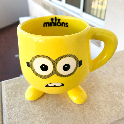Taza patitas grandes MINIONS TWO SORPRENDIDO