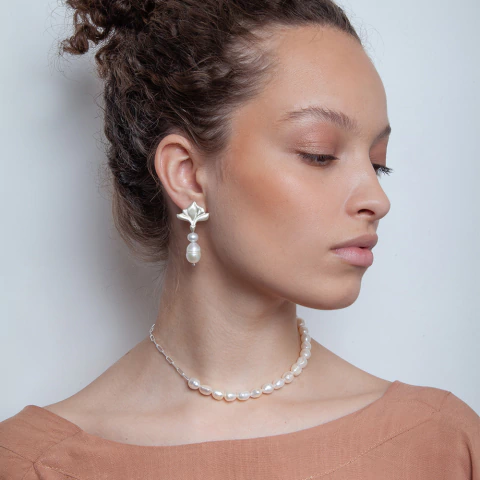 Brinco Flor com pérola barroca