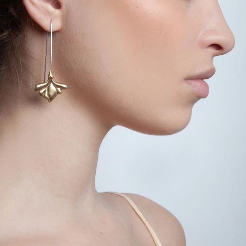 Brinco Flor em latão