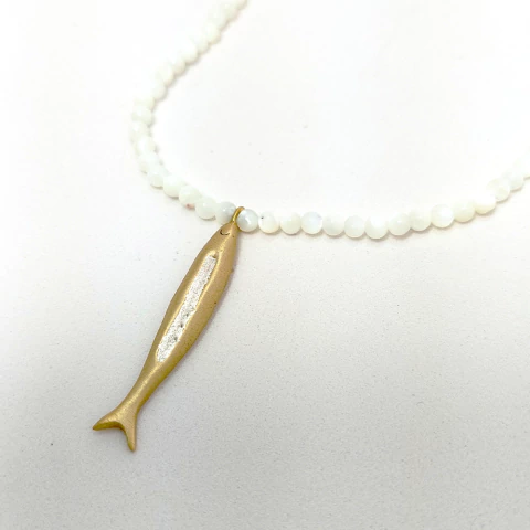 Colar madrepérolas e manjuba