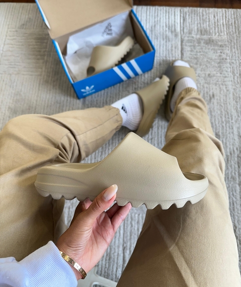 Chinelo Yeezy Bege