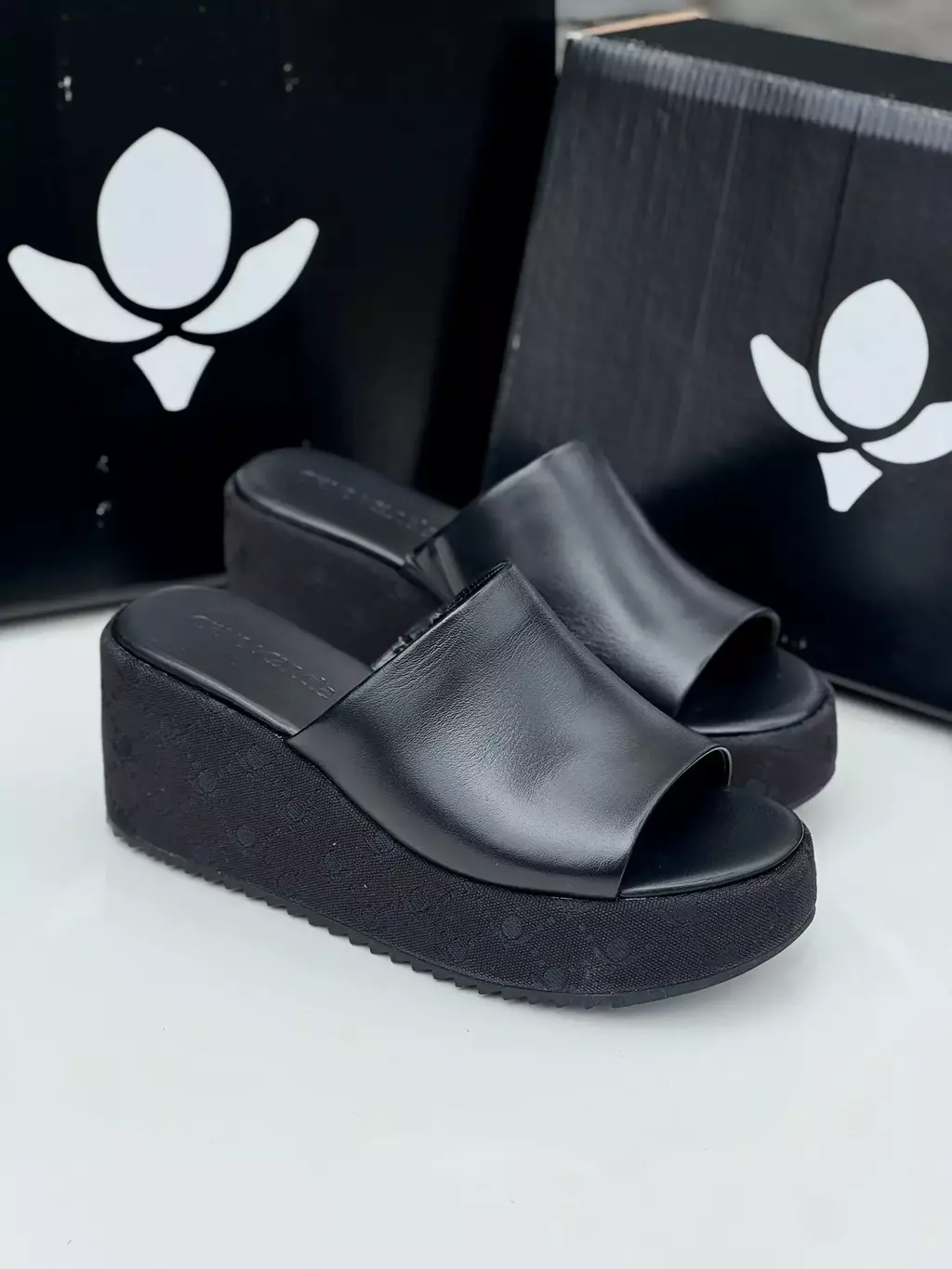 Tamanco Plataforma Preto Couro Cravo&Canela