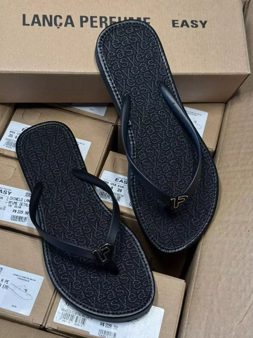 Chinelo Lança Perfume Detalha Easy Preto
