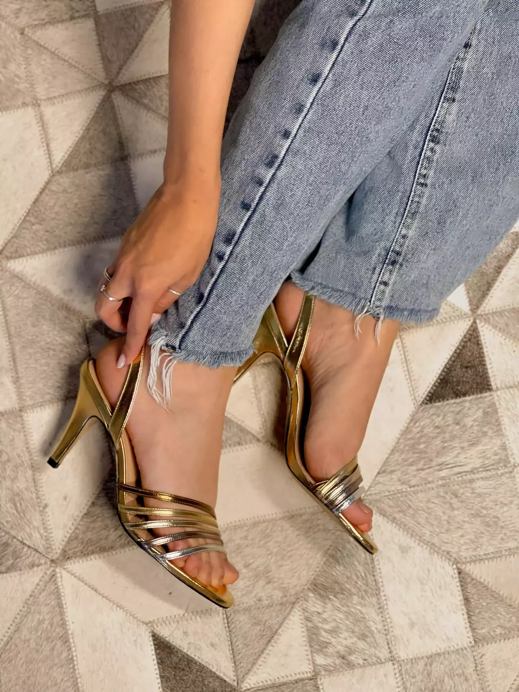 Sandália Metalizada Salto Fino Tiras Finas Arezzo