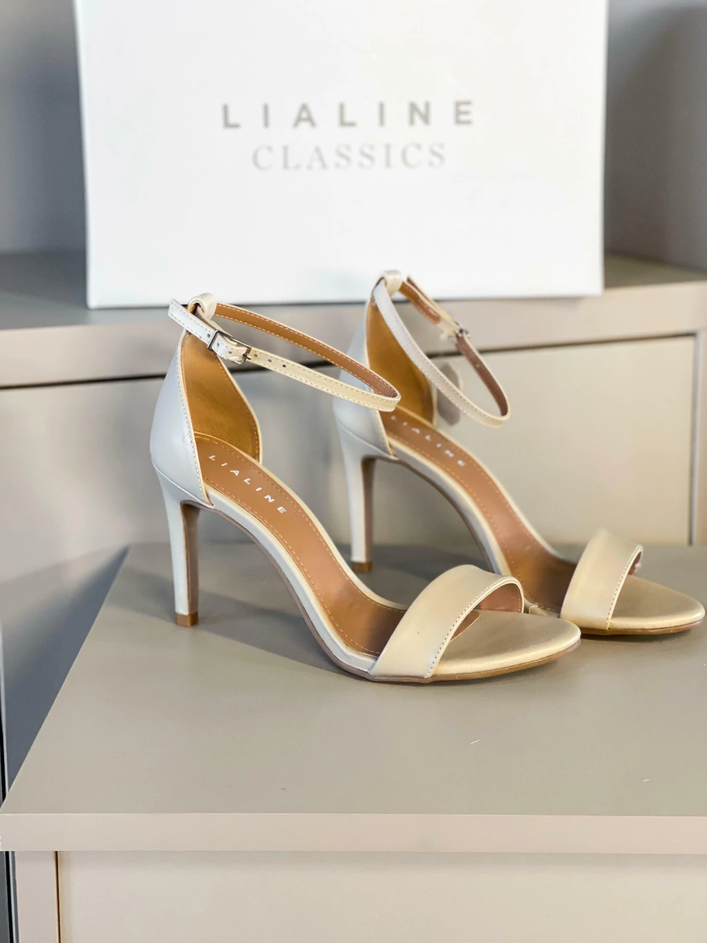 Sandália Clássica Off White Lialine