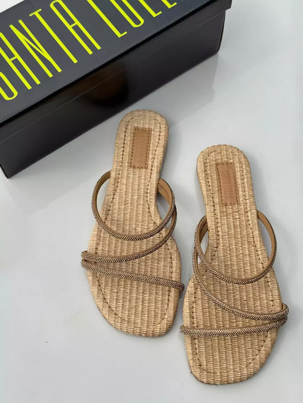 Rasteira Bico Quadrado Bege Tiras Brilho Santa Lolla