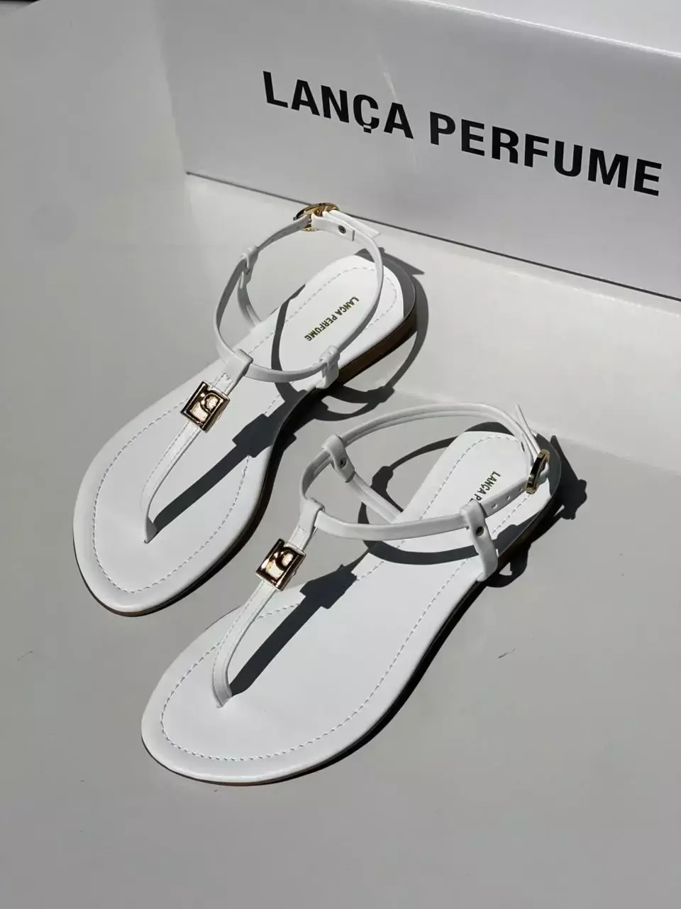 Rasteira Branca Fio Metalizado Lança Perfume