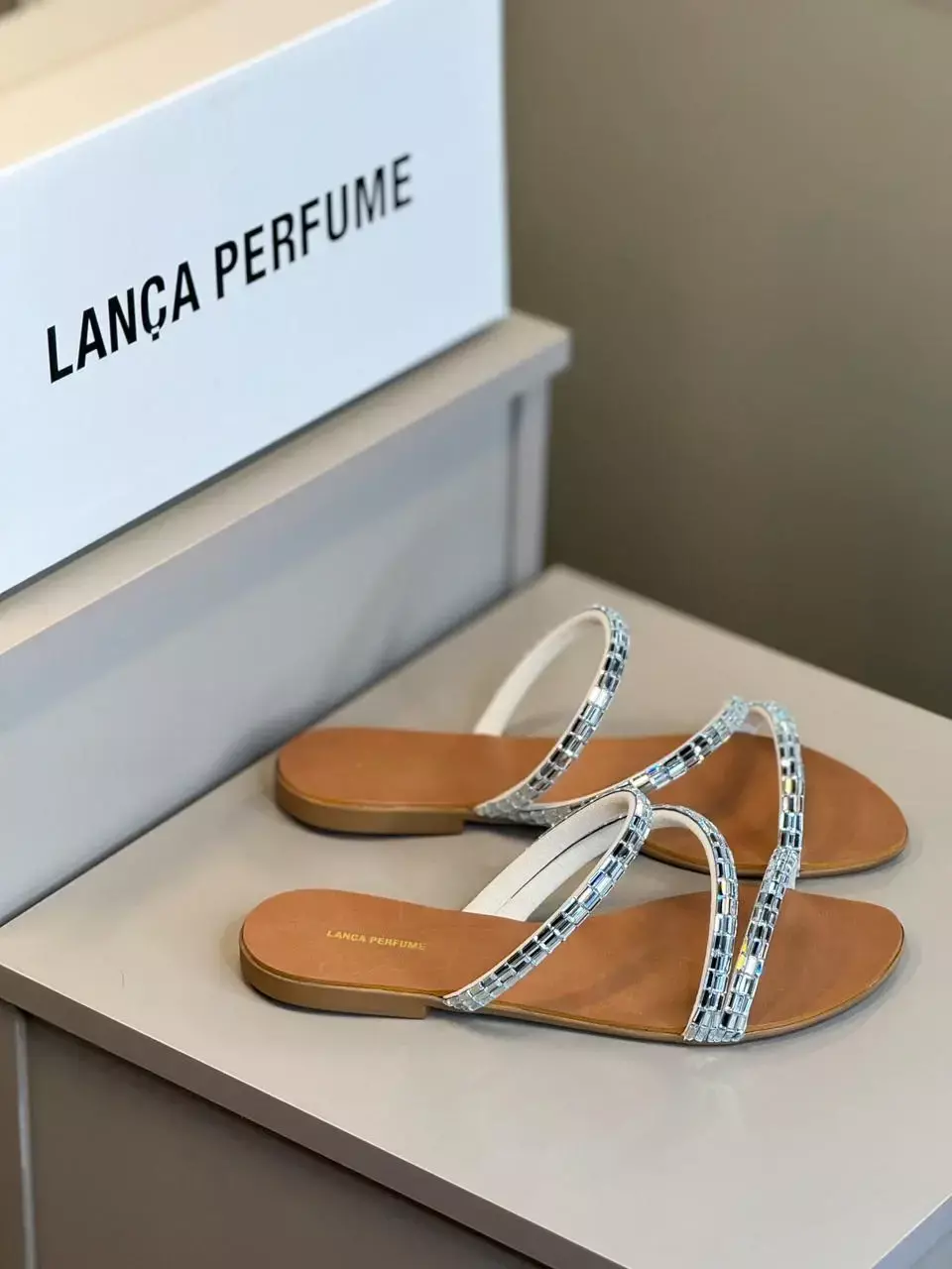 Rasteira Tiras Finas Brilho Lança Perfume