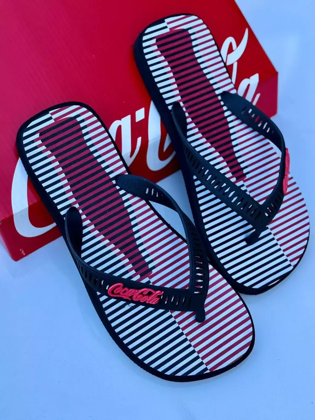 Chinelo Linhas Preto Coca-Cola