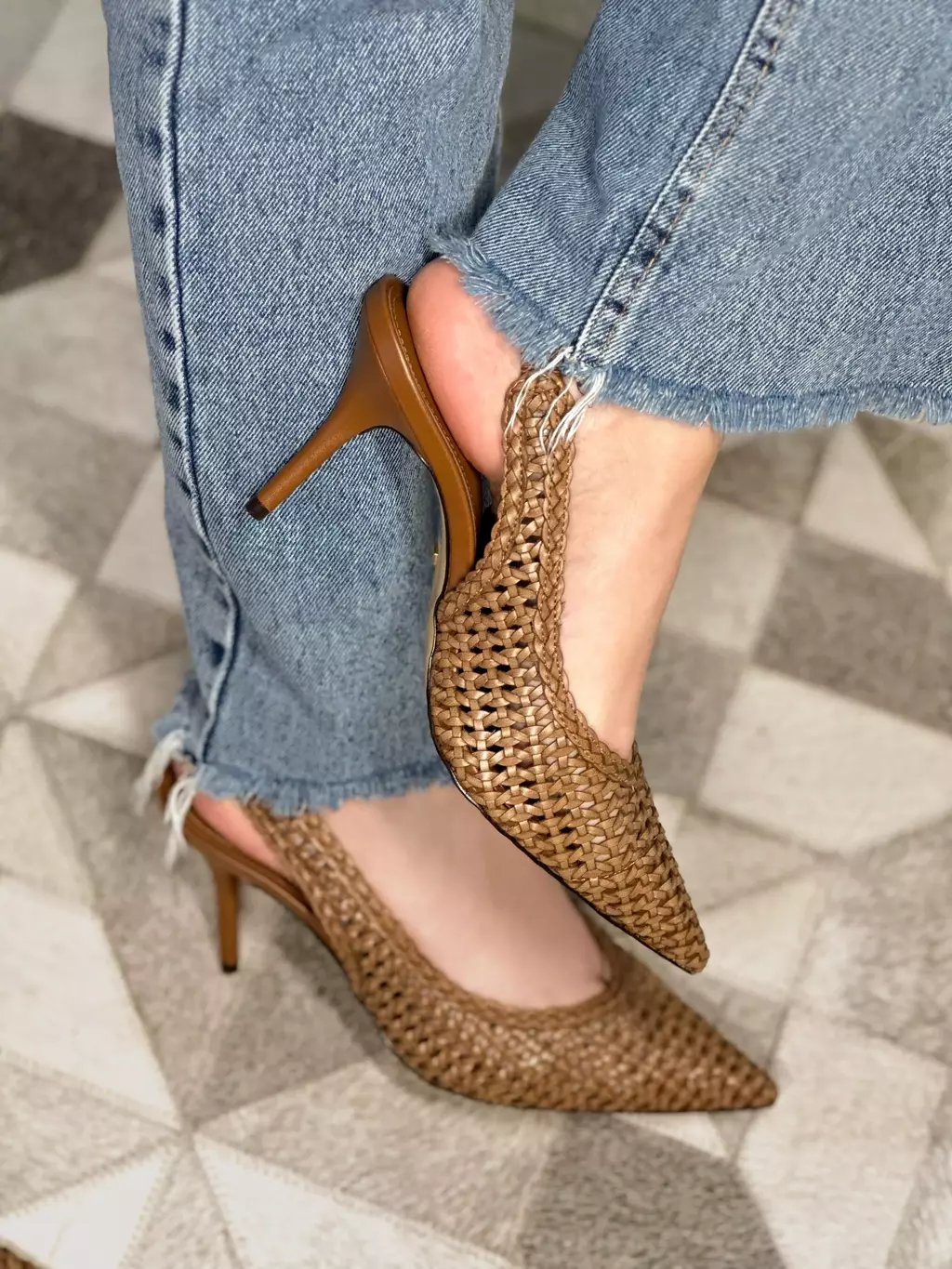 Scarpin Marrom Tressê Bico Fino Slingback Arezzo