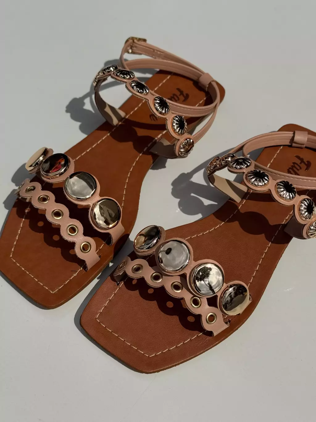 Rasteira Nude Esferas Douradas Fabiane