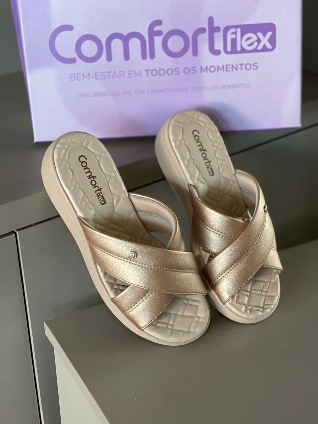 Tamanco Tira Cruzada Dourada Comfortflex