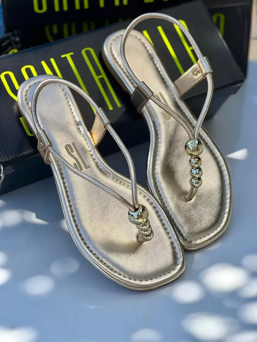 Rasteira Shiny Dourada Metalizada Bico Redondo Santa Lolla