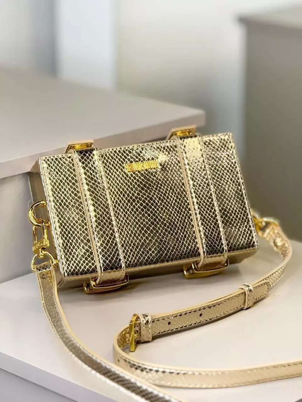 Bolsa Estruturada Metalizada Dourada Transversal Santa Lolla