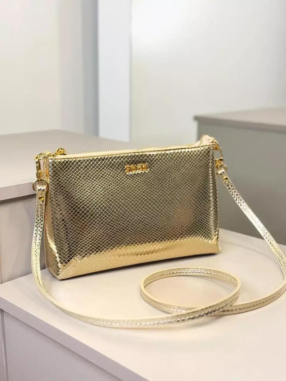 Clutch Metalizada Dourada Alça Transversal Santa Lolla