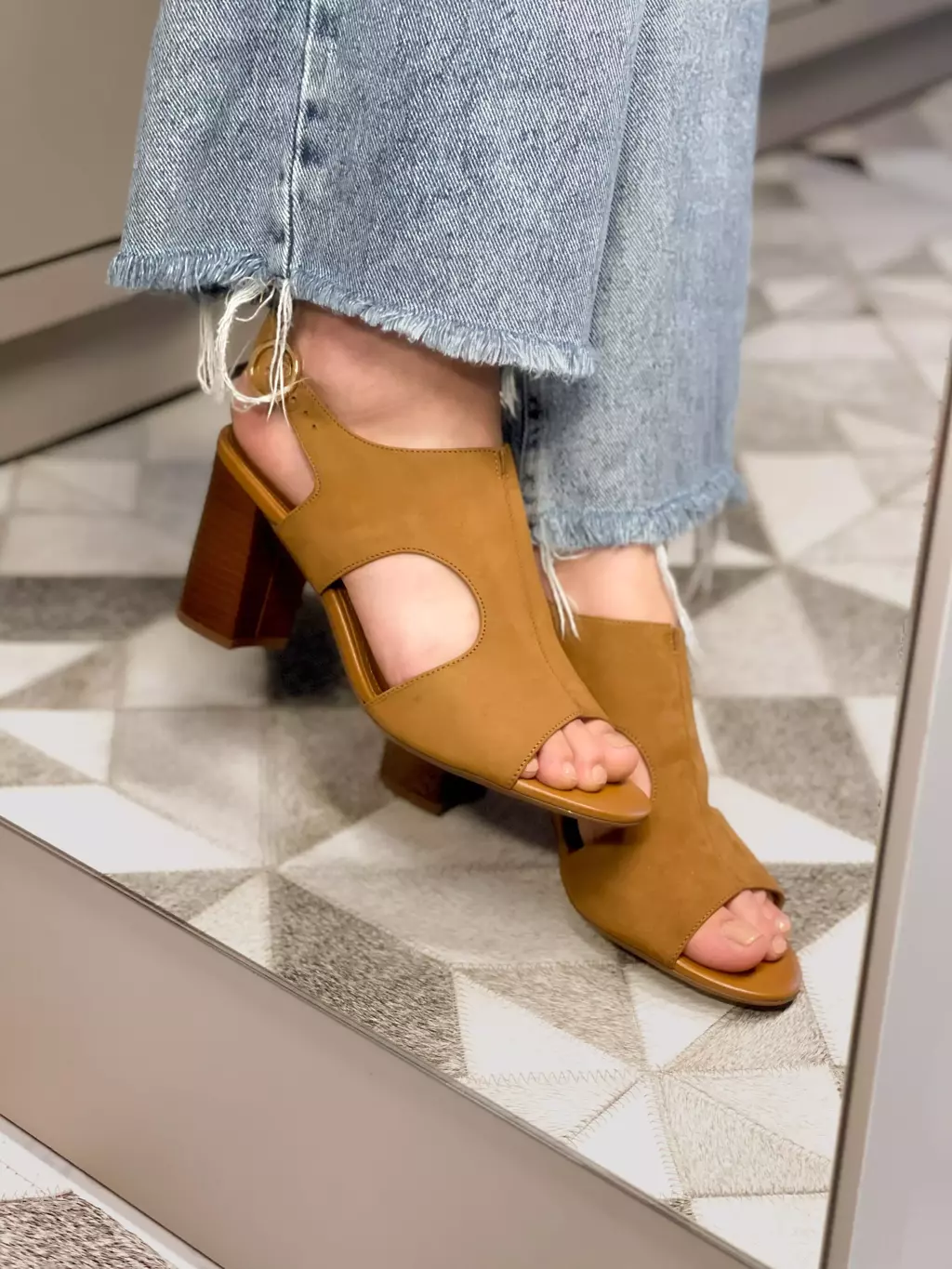 Sandália Caramelo Nobuck Salto Bloco Recortes Arezzo