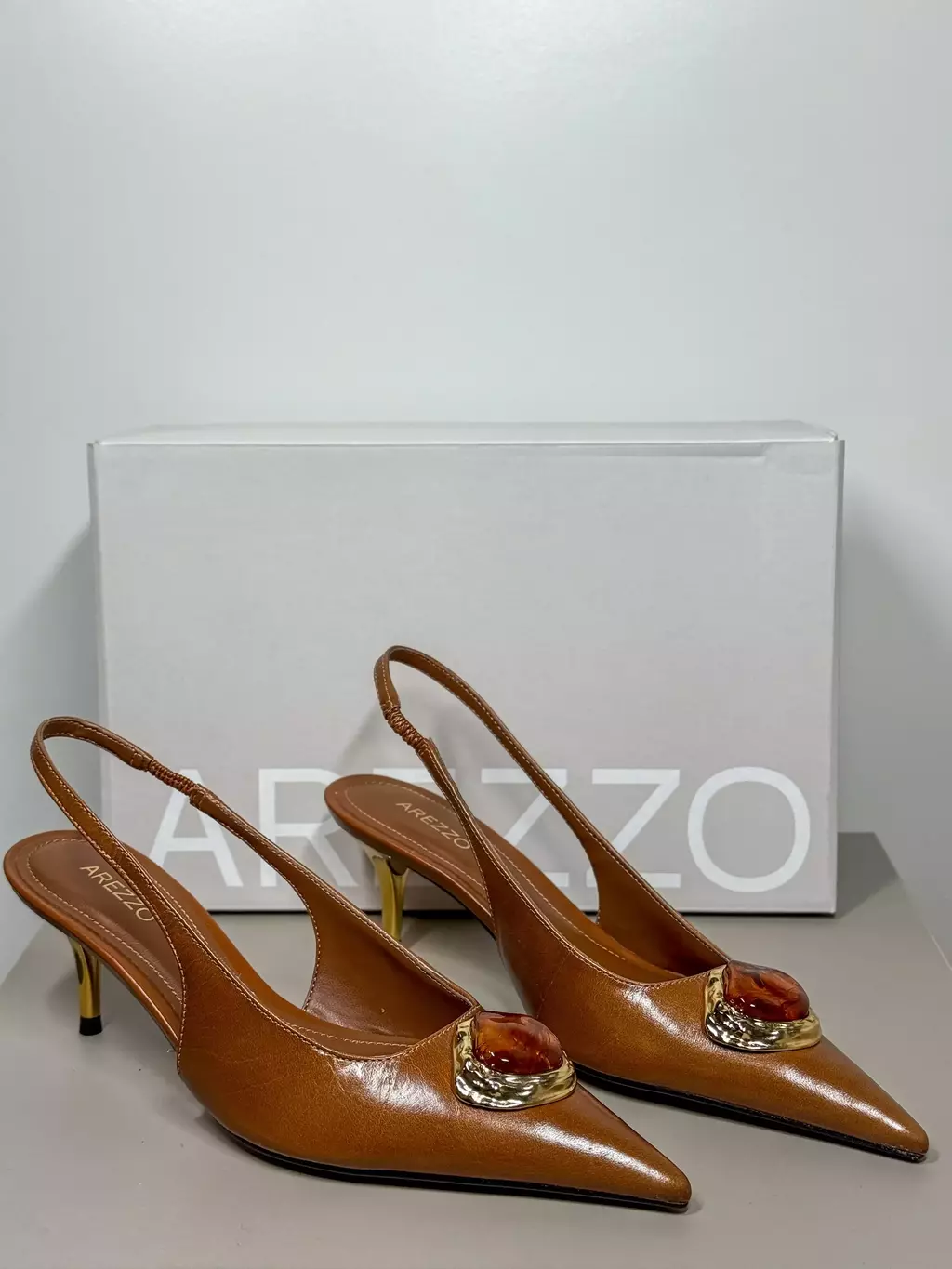 Scarpin Marrom Couro Salto Baixo Slingback Pedraria Arezzo