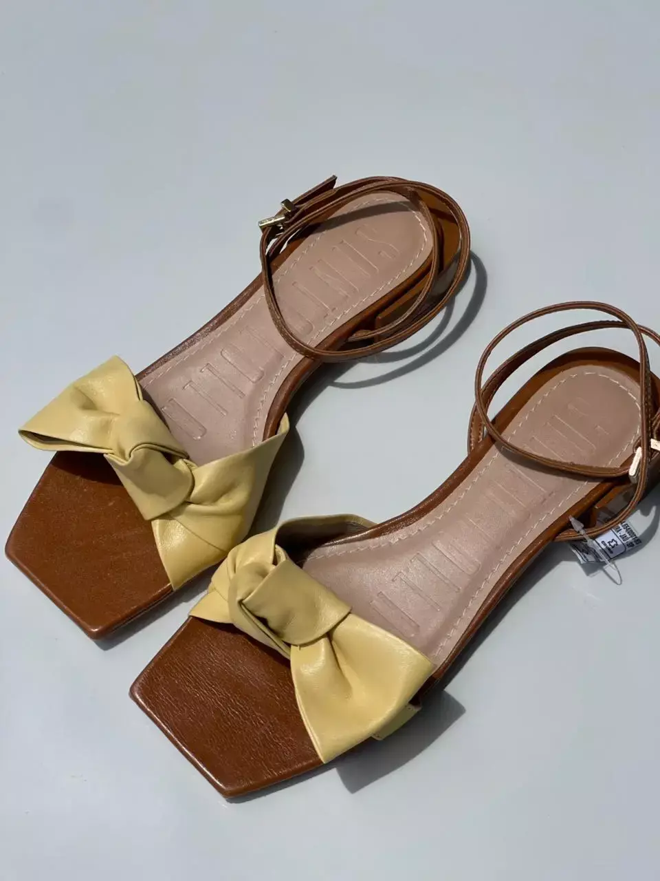 Rasteira Couro Amarelo Bico Quadrado Laço Santa Lolla