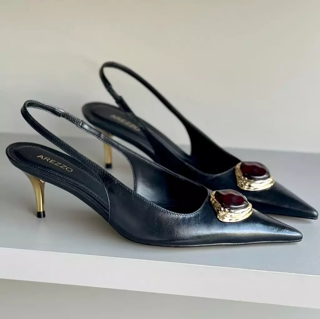 Scarpin Preto Couro Salto Baixo Slingback Pedraria Arezzo