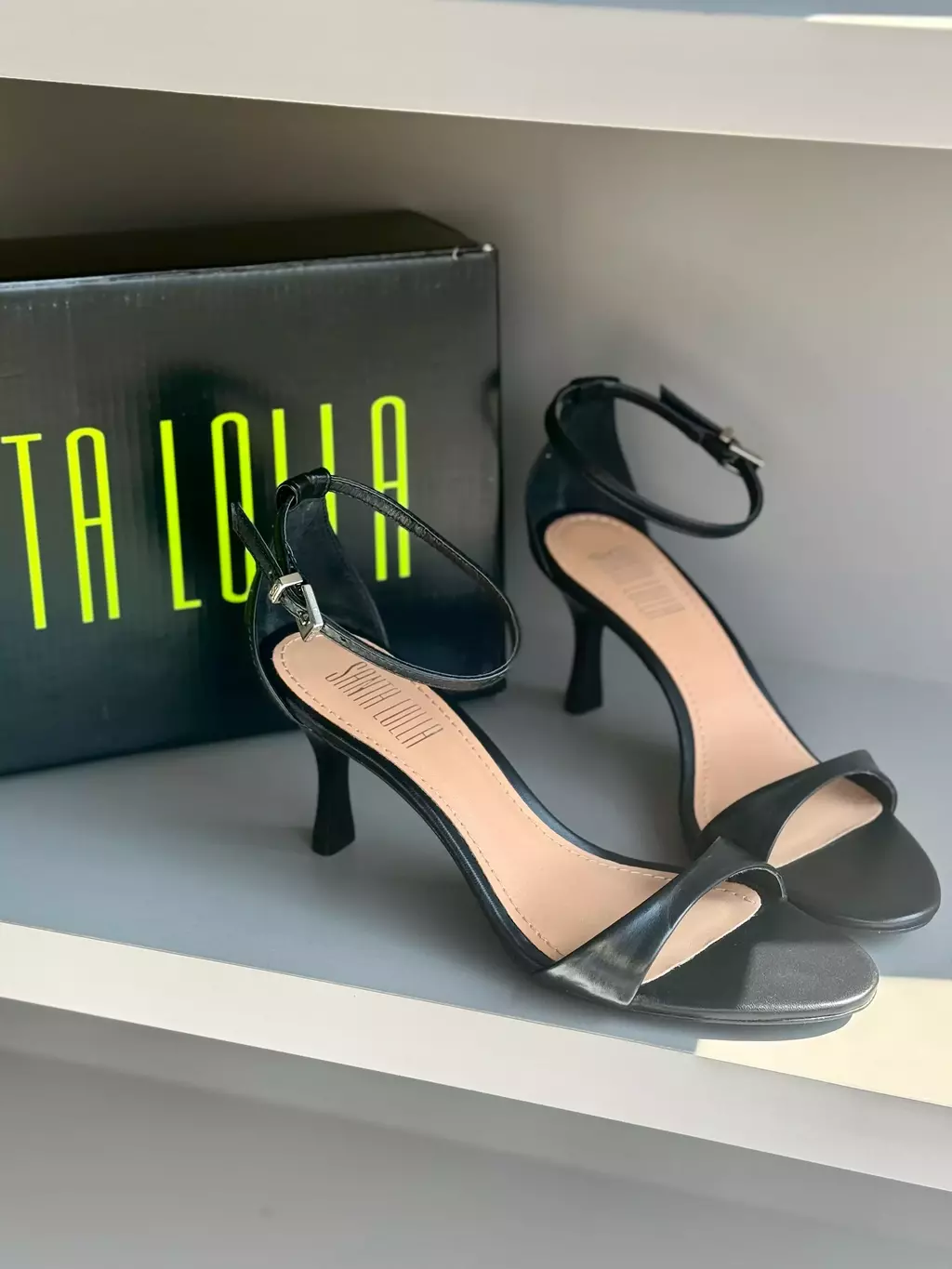 Sandália Clássica Salto Médio Preta Santa Lolla