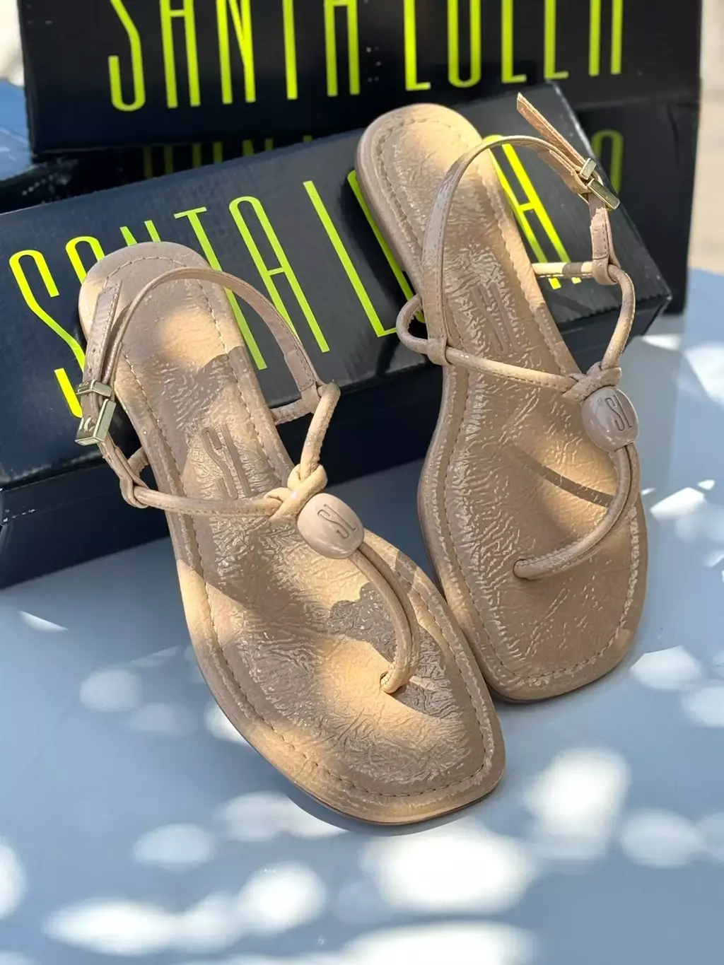 Rasteira Verniz Glossy Bege Santa Lolla