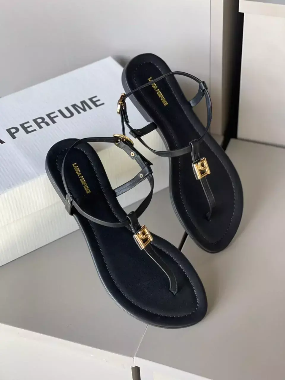 Sandália Rasteira Fio Metalizado Lança Perfume