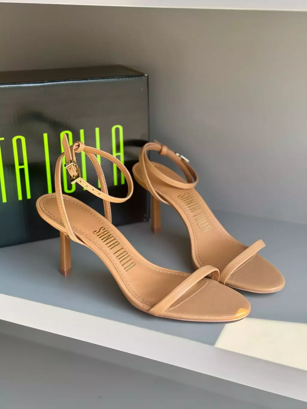 Sandália Couro Pelica Soft Salto Fino Caramelo Santa Lolla