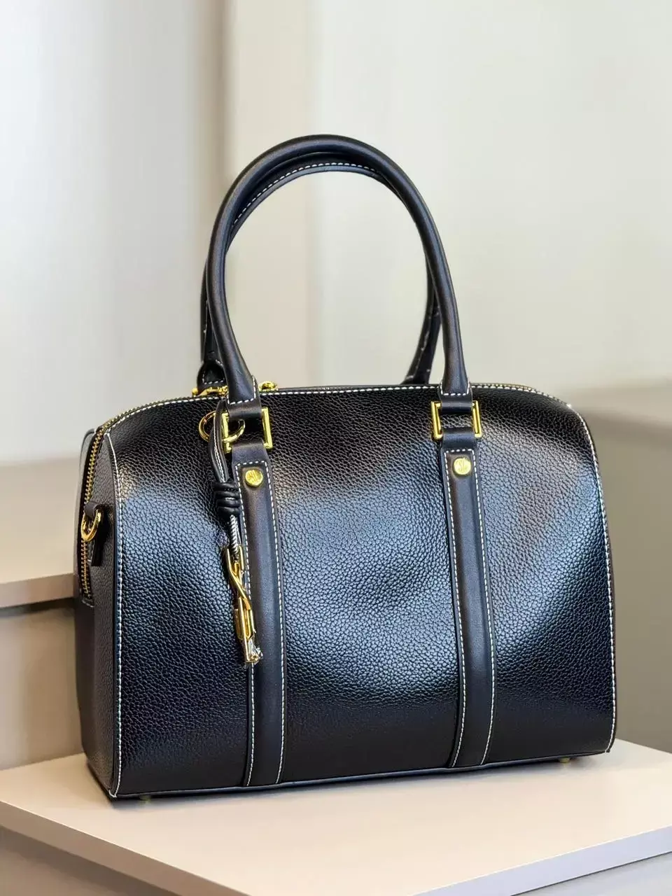 Bolsa Baú Floater Preta Pespontos Transversal Santa Lolla