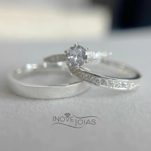 Alianças 3 mm com uma toda cravejada - comprar online